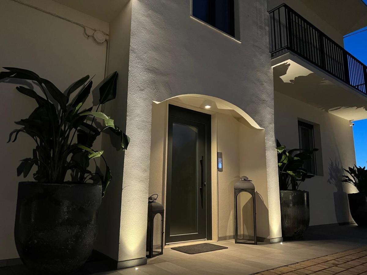 Villa Torrione - Apartments & Pool Чивитанова-Марке Экстерьер фото
