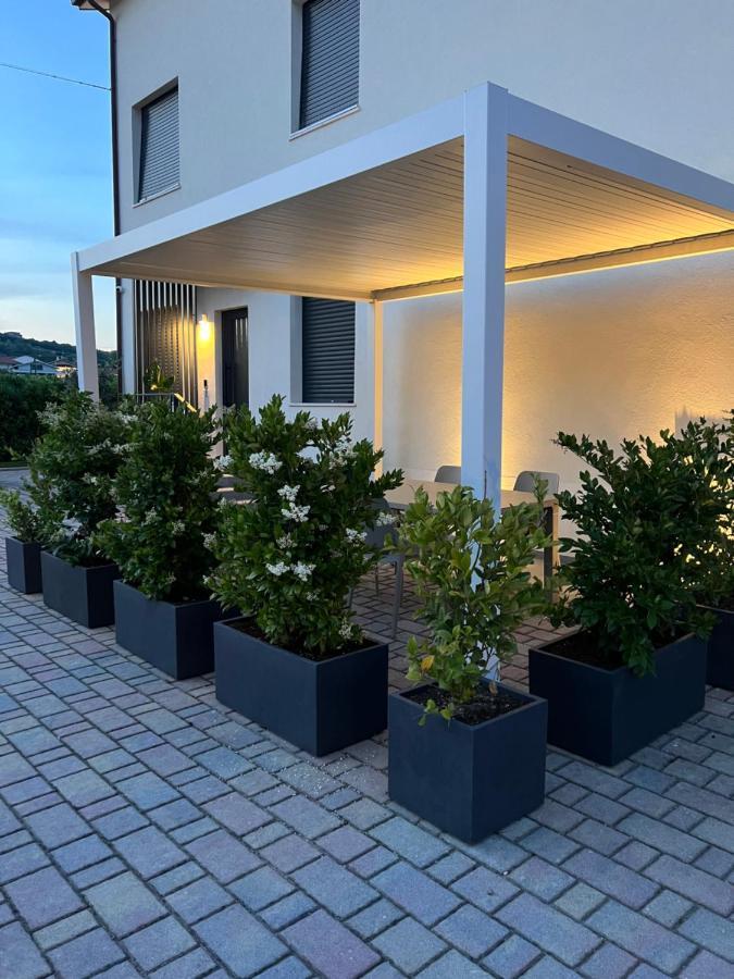 Villa Torrione - Apartments & Pool Чивитанова-Марке Экстерьер фото