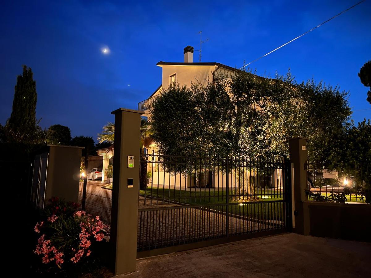 Villa Torrione - Apartments & Pool Чивитанова-Марке Экстерьер фото